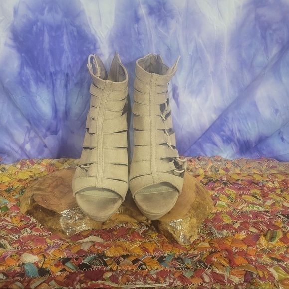 Charming Charlie Tan Peep Toe Wedge Shoes Size 9M - Picture 2 of 13